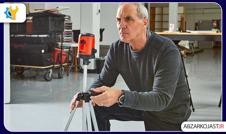 Johnson Level & Tool 40-0921 همراه با یک سه پایه عرضه می‌شود و ما عملکرد تراز خودکار آن را بسیار پسندیدیم.